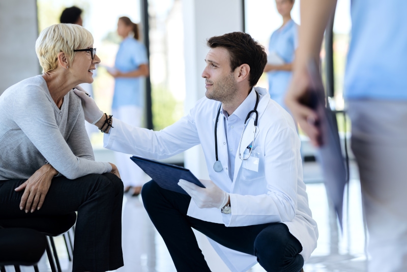 Doctor speaking with a woman in the clinic.